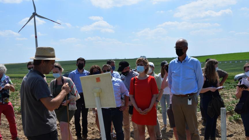 Pour l’occasion, la ministre wallonne de l’Environnement, Céline Tellier, était présente  ainsi qu’un représentant du ministre wallon de l’Agriculture, Willy Borsus.