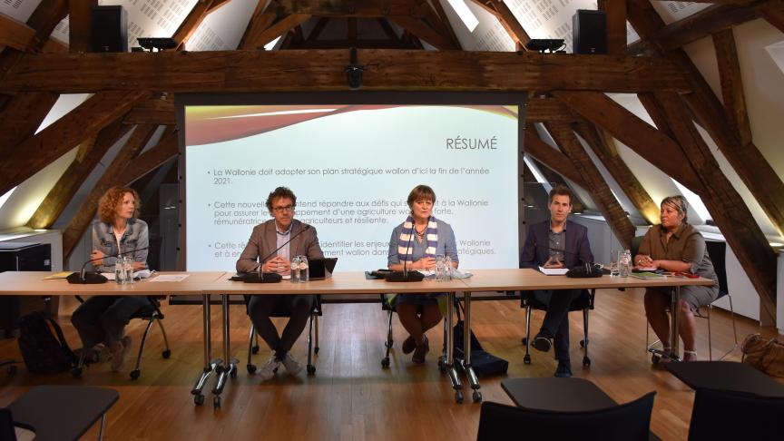 De gauche à droite : Marie-Martine Schyns (cdH), Eddy Fontaine (PS), Sabine Laruelle (MR), Jean-Philippe Florent (Ecolo) et Caroline Cassart (MR).