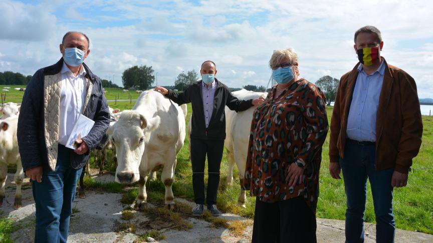 De gauche à droite : Willy Borsus, ministre wallon de l’Agriculture, Vincent Vandromme, éleveur de Bleue Mixte à Boussu-lez-Walcourt,  Fabienne Devilers, députée provinciale hennuyère en charge de l’agriculture, et Alain Vandromme, bourgmestre de Froidchapelle.