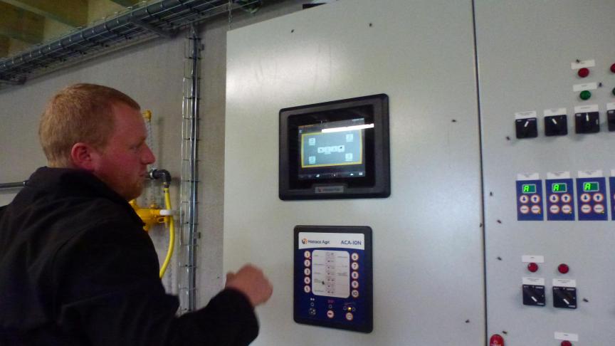 L’éleveur apprécie la facilité d’usage de l’ordinateur qui gère tous les paramètres de l’élevage. Les données enregistrées sont nombreuses et doivent être bien interprétées.