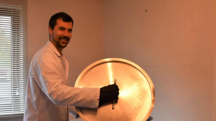 Nicolas Ancion dans son petit atelier chez lui, à Saive, dans l’entité de Blegny.