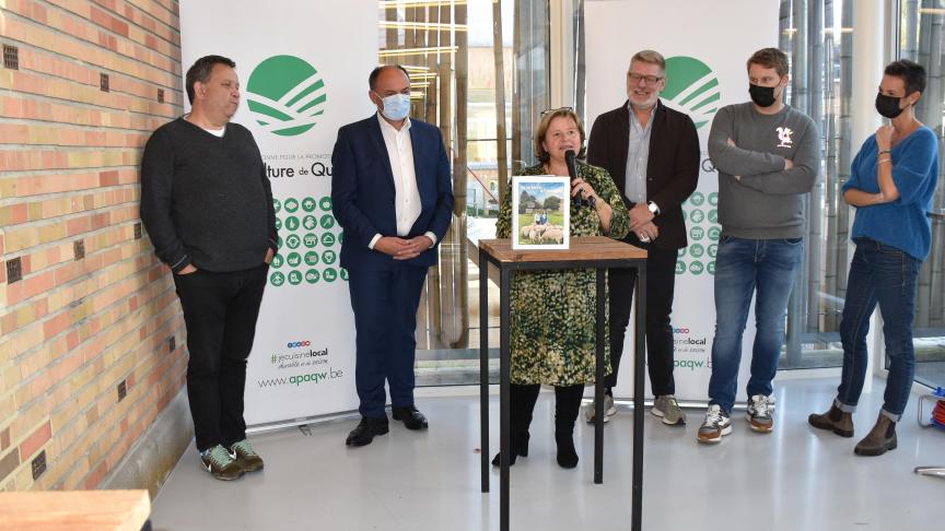Entourée du ministre régional de l’Agriculture et des ambassadeurs de l’Apaq-w, la présidente Marianne Streel s’est montrée « fière » de pouvoir présenter un ouvrage qui « valorise le travail des producteurs » .