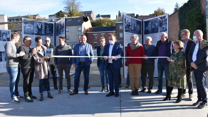 Le ministre Willy Borsus, entouré de plusieurs éleveurs, de la présidente et du directeur de l’Apaq-w et de ses ambassadeurs, a officiellement inauguré l’exposition «De la terre à l’assiette» le 29 ocobre dernier.