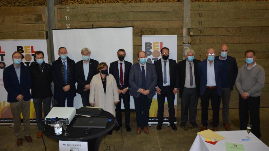 Les signataires du nouveau « Code de conduite dans l’établissement des contrats dans le secteur de la pomme de terre » (de gauche à droite) : Pierre Lebrun (secrétaire de Belpotato.be), Steven De Cuyper (vice-président de Belpotato.be), Marc Van Herreweghe (président de Belgapom), Hendrik Vandamme (président de l’Abs), Marianne Streel (présidente de la Fwa), Pierre-Yves Dermagnes, Jean-Pierre Van Puymbrouck (président de Belpotato.be), David Clarinval, José Renard (secrétaire général de la Fwa), Georges Van Keerberghen (vice-président du Boerenbond) et Bernard Dardenne (vice-président de la Fiwap).