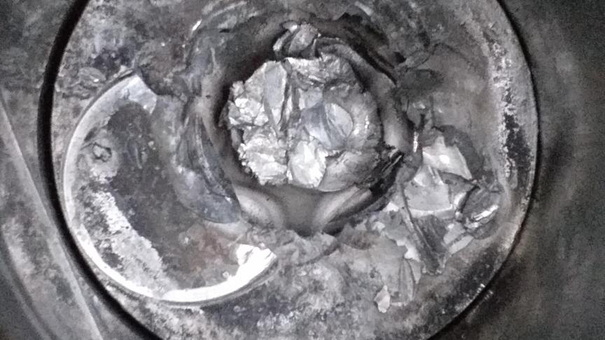 Au fond de ce cylindre se trouvent les restes d’une soupape tombée  sur le piston,  et complètement fusionnés avec celui-ci.