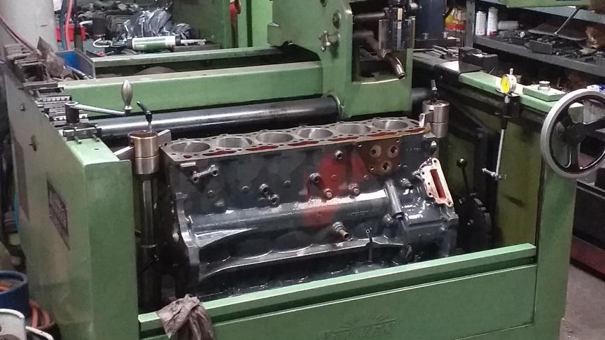 Cette machine permet de honer les cylindres d’un moteur.