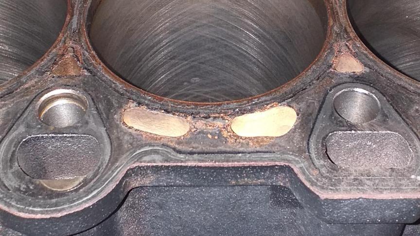 L’opération de honage permet d’obtenir un état de surface optimal  de la paroi intérieure du cylindre, tel que sur cette photo.