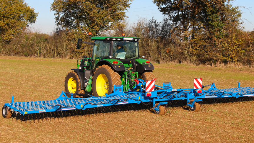 La Pressius est disponible en version portée avec des largeurs de travail comprises entre 3 et 15 m.