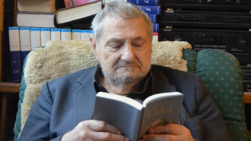 Albert Moulin dans ses livres, et la sobriété paisible.