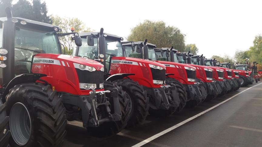 Des délais de livraison de 8 à 12 mois deviennent la norme pour certaines marques. Imaginez que vous devriez configurer et commander  le tracteur de vos rêves un an à l'avance, uniquement pour être sûr qu'il soit conçu à la carte pour vous, départ usine.  A moins de se tourner vers un modèle de stock...