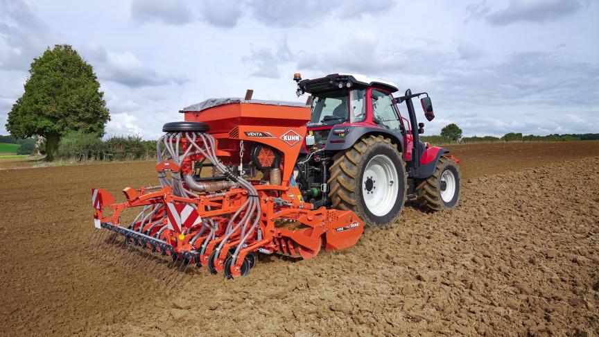 Selon Kuhn, le Venta 320, associé à sa herse rotative, est particulièrement adapté aux parcelles exiguës.