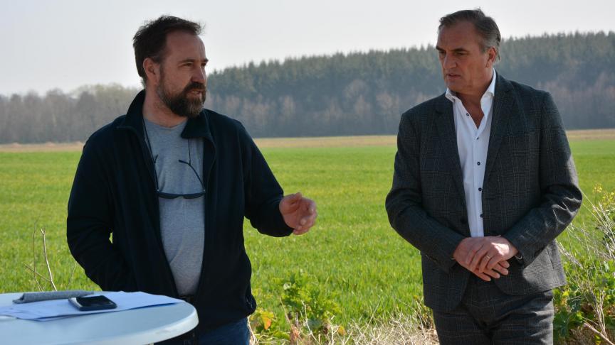Luc Joris (à gauche) et Marc Bastin sont tous deux convaincus que les agriculteurs,  par les pratiques qu’ils adoptent et les aménagements qu’ils conçoivent,  ont un rôle majeur à jouer dans la préservation de la biodiversité.