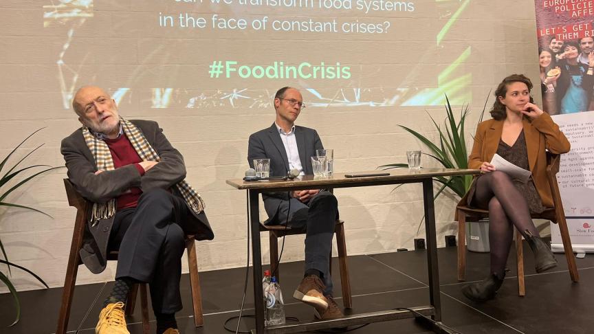 Carlo Petrini (à gauche) et Olivier de Schutter (au centre) on tous les deux plaidé pour une réorientation de nos systèmes alimentaires vers l'agroécologie.