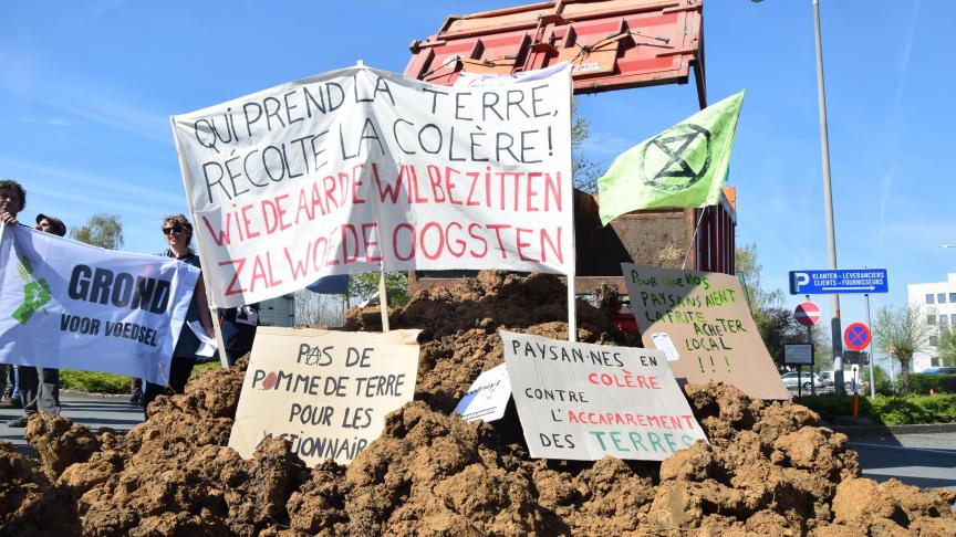 « Pas de pommes de terre pour les actionnaires », « Qui prend la terre récolte la colère »... Les slogans déployés étaient sans équivoque !