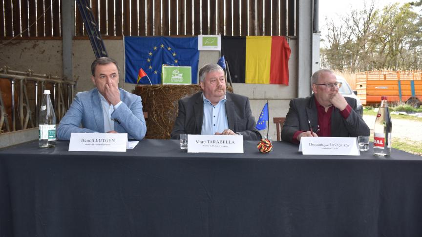 Benoît Lutgen (à gauche), Marc Tarabella (au centre) et Dominique Jacques, président de l’Unab (Union Nationale des Agrobiologistes Belges), se sont penchés sur la possible révision à la baisse des objectifs du Pacte Vert.