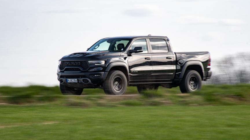 En usage plus raisonnable, le Ram se montre très confortable et son gros moteur plein de couple permet de rouler sur un filet de gaz.
