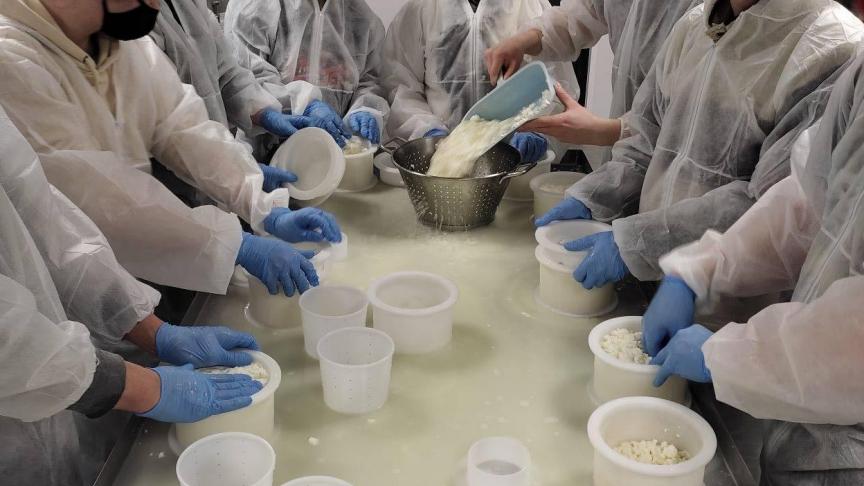 Les étudiants se sont également familiarisés avec les procédures et normes d’hygiène liées à ce process de transformation.