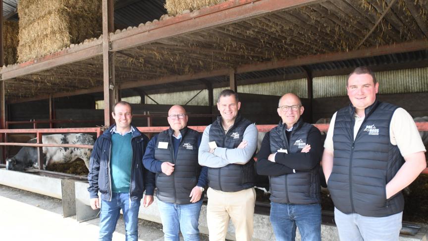 De gauche à droite: François Godefroid (éleveur), Pierre Mailleux (Sobemax), Bernard Gotta (maître chevilleur), Vincent Rabeux (Dumoulin), et Cédric Bilocq (éleveur).