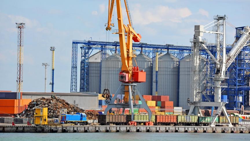 La décision de débloquer les ports dépend d’un accord de la Russie et des garanties  qu’elle apporte face au déminage qui est indispensable pour que les vraquiers  et bateaux puissent être acheminés et prendre ces céréales. 20 millions de tonnes  doivent quitter les silos avant la prochaine moisson de cet été.