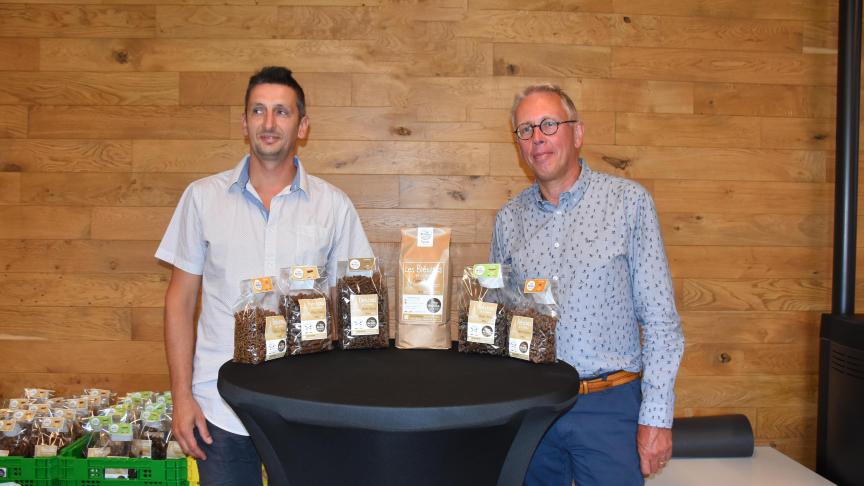 Dans la ferme de Philippe Mélotte, à gauche, Bernard Keppenne a détaillé les résultats de  la grande enquête, menée par la banque CBC auprès de 300 agriculteurs représentatifs  de la population agricole wallonne.