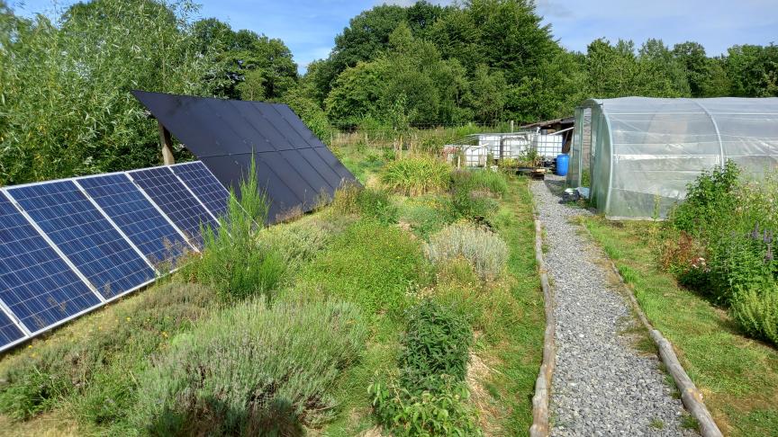 L’électricité de l’exploitation est produite à partir de panneaux solaires.