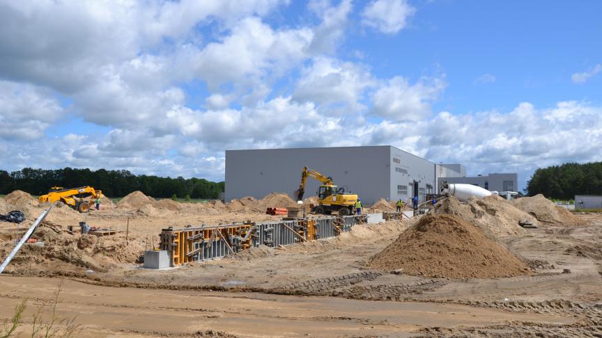 Sur le site polonais de Trzcianka, la construction d’un hall de stockage tampon de 12.000 m² est en cours.