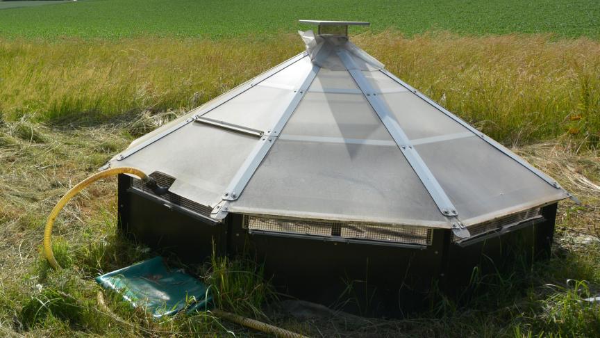Une fois les résidus de pulvérisation dans la cuve Remdry, le soleil et le vent permettent d’évaporer l’eau, en laissant les résidus de produits phytosanitaires former un dépôt sec qui sera évacué ultérieurement.