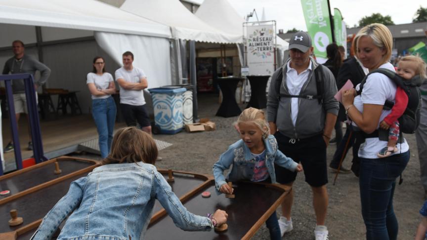 La Foire de Battice, c’est aussi la foire des enfants qui ont de nombreuses animations à leur disposition, dont des jeux en bois.