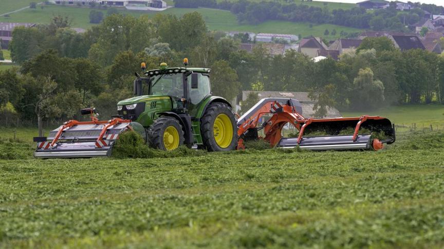 Le modèle Merge Maxx 440 F est doté d’un tapis d’environ 1 m de large, pour optimiser le transport du fourrage et la formation  de l’andain latéral.