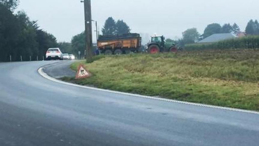 La loi oblige à signaler la présence de boue,  comme la sortie de tracteurs ou tout autre danger.